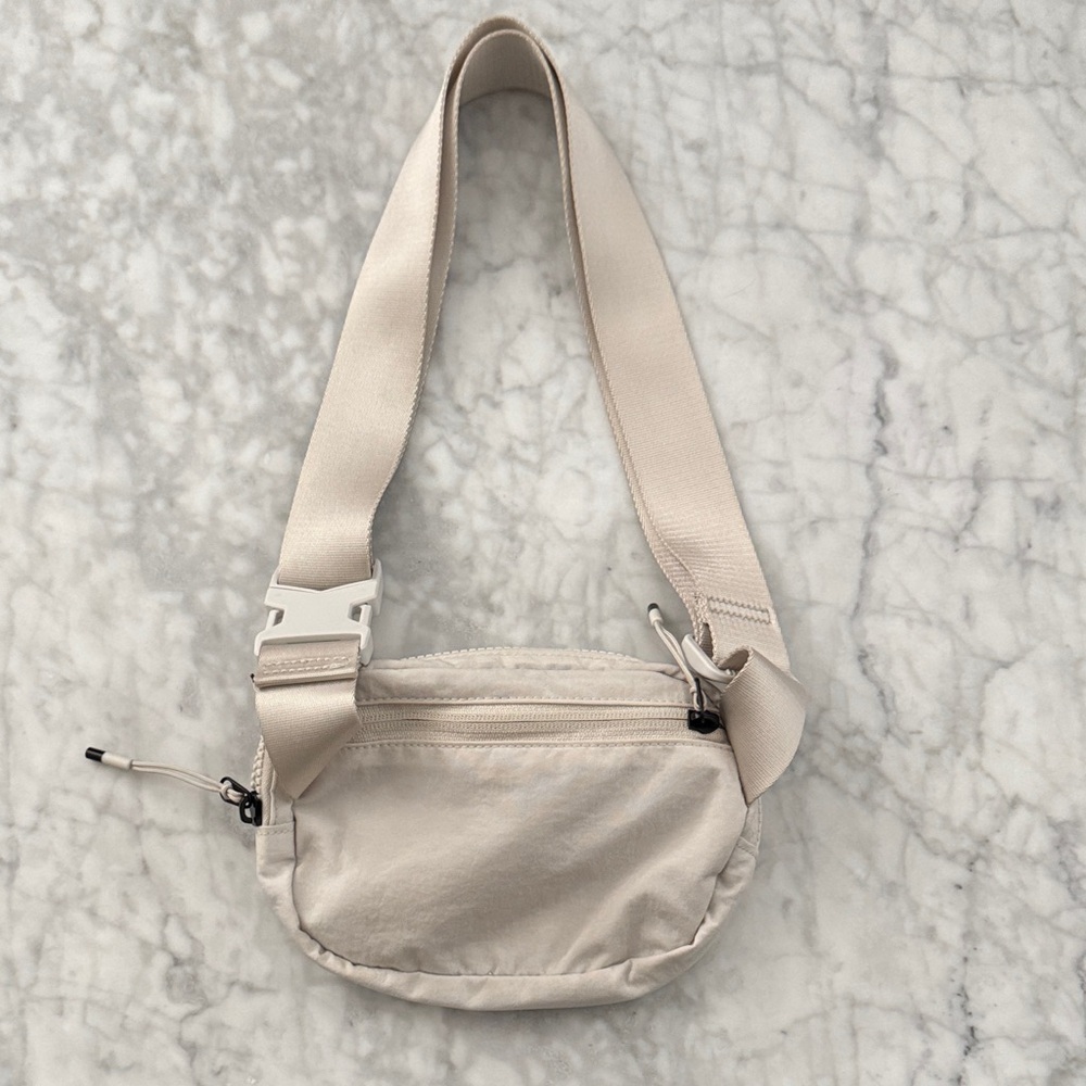 Nike Aura Light Bone black athletic Belt Bag Crossbody 2L - Picture 3 of 7